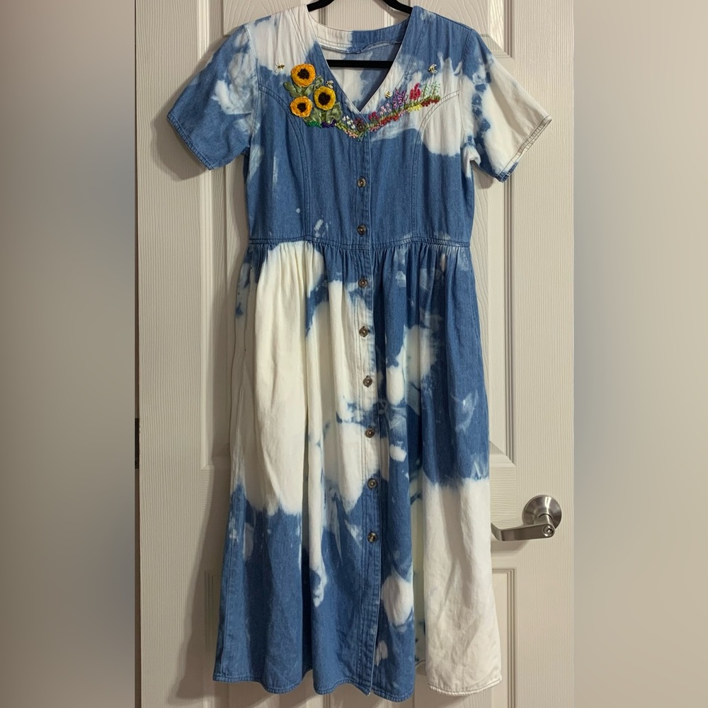 *RARE Vintage 80s Denim Button-Up Dress with Floral Embroidered Designs - M